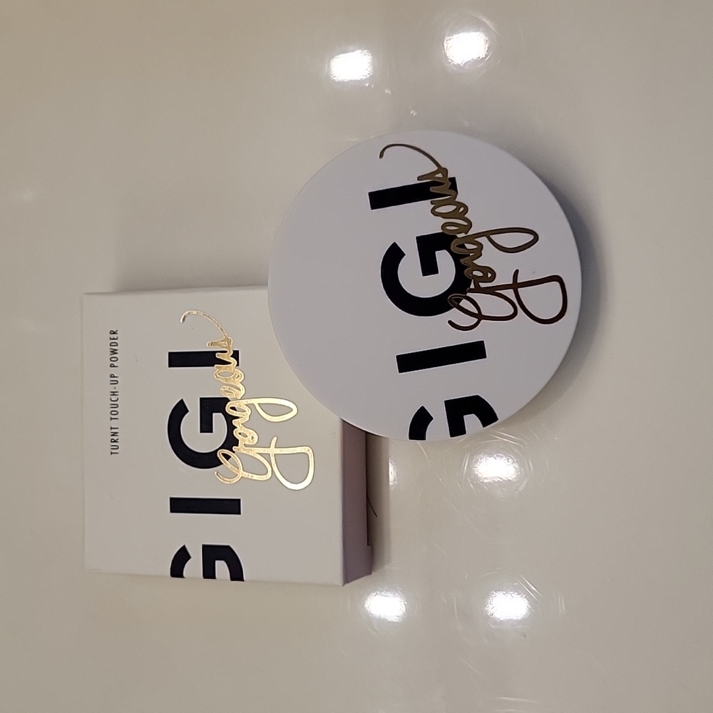 !BNIB - Gigi Turnt Touch Up Powder